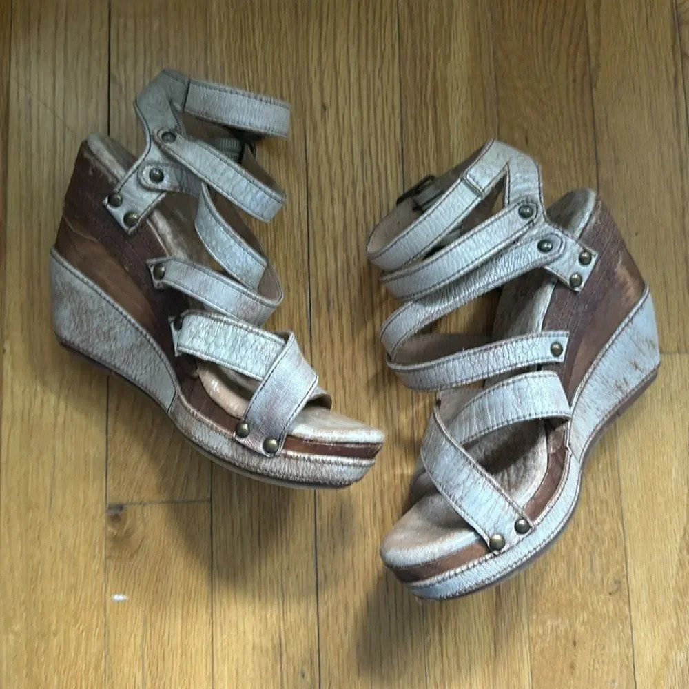 Women's Strappy Wedge Sandals - Picture 2 of 7
